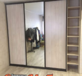 Встроенный шкаф купе со стеллажом